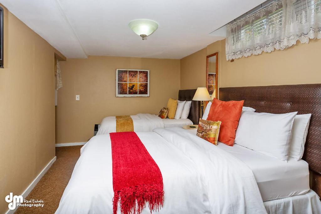 أنكوراج A Wildflower Inn المظهر الخارجي الصورة